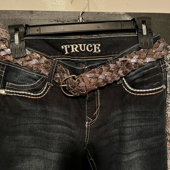Women’s Truce Boot-cut jeans with belt . - Picture 3 of 9